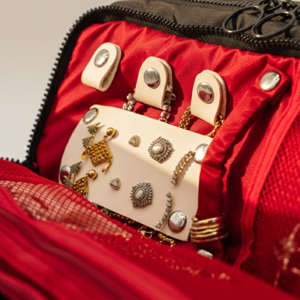 Built-in jewelry organizer prevents tangled necklaces while traveling